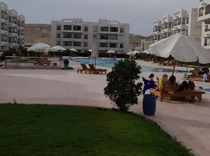 فرش فندقي بقرية بالميرا بيتش العين السخنه للعائلات *
