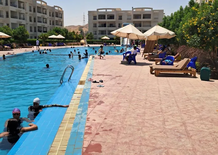 فرش فندقي بقرية بالميرا بيتش العين السخنه للعائلات